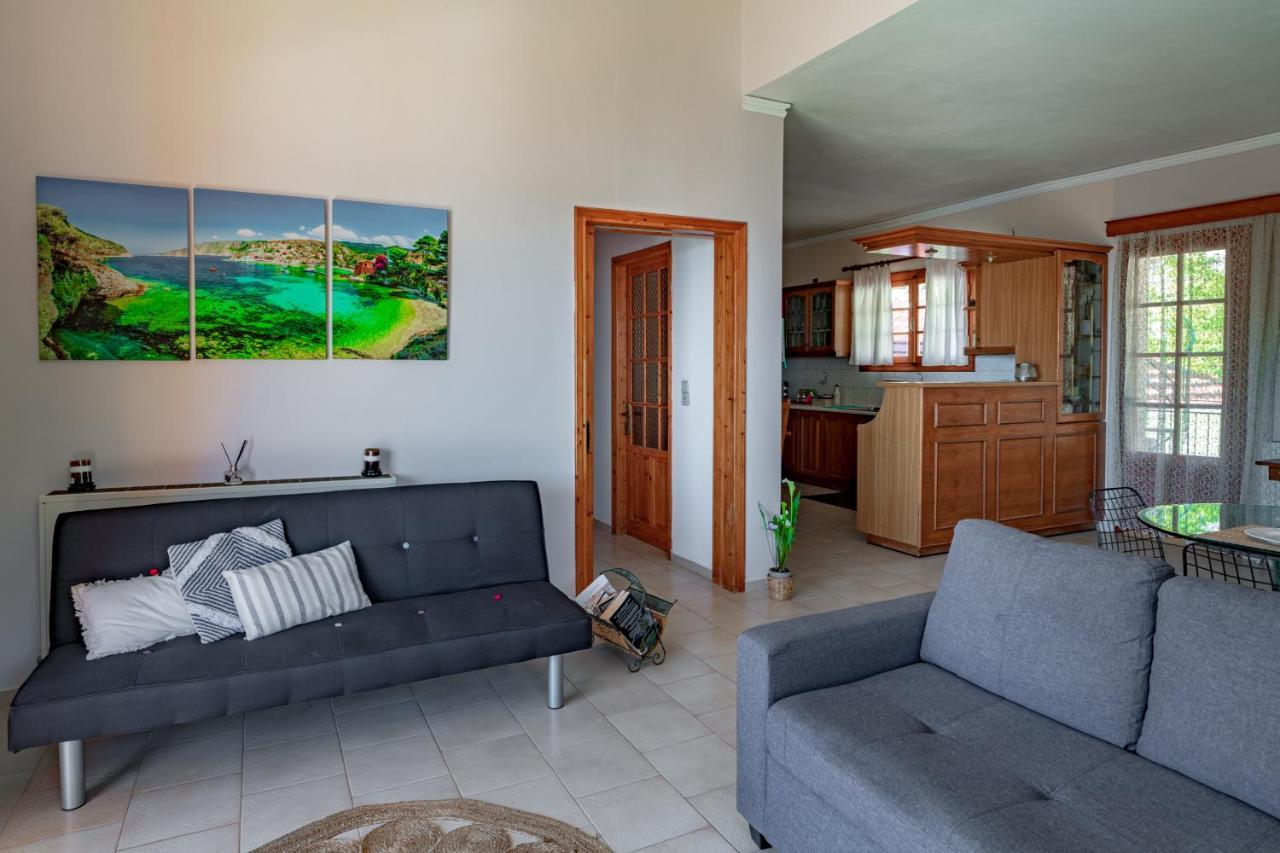 Golden Flower'S Apartment Порос Экстерьер фото