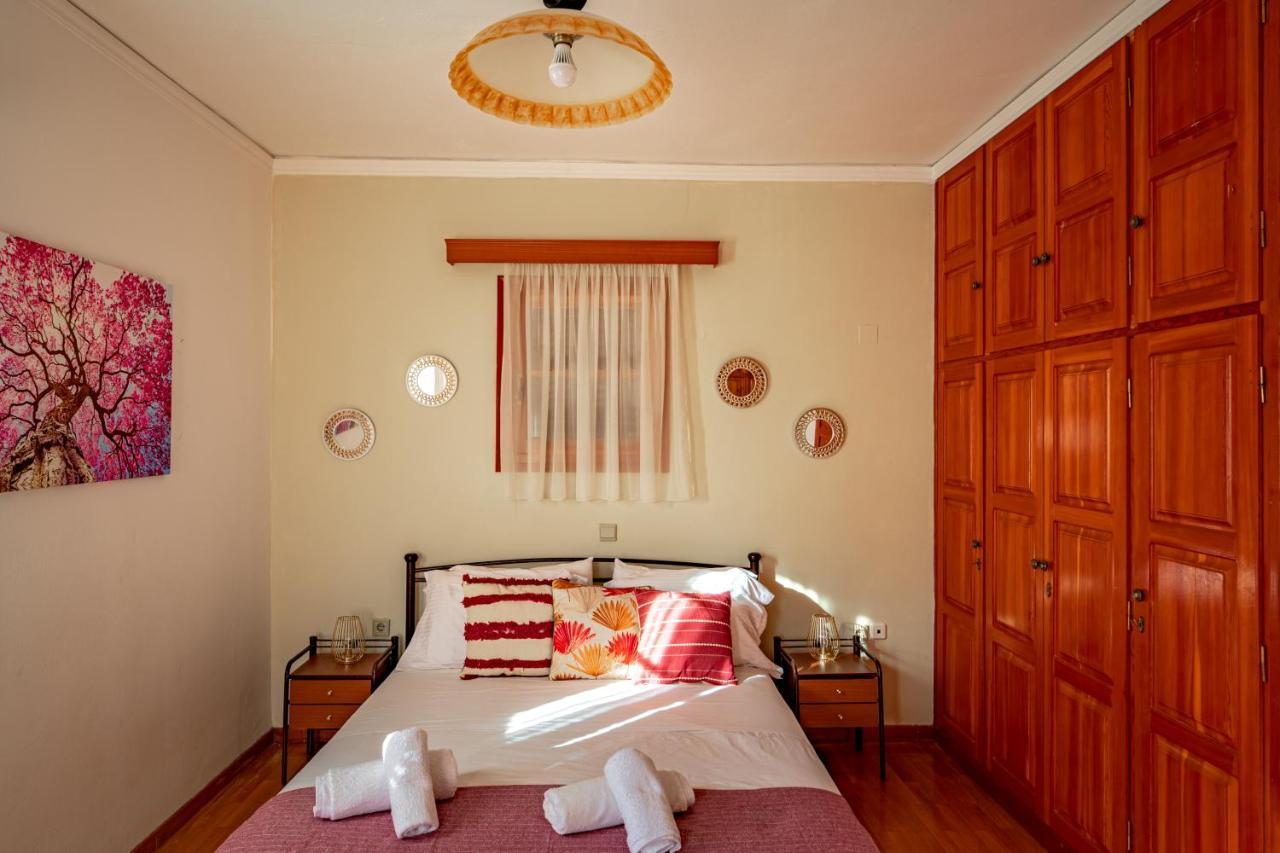 Golden Flower'S Apartment Порос Экстерьер фото