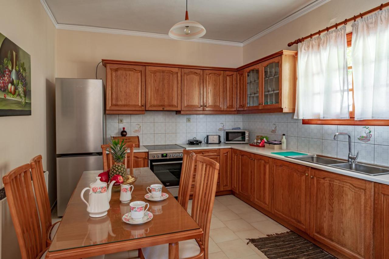 Golden Flower'S Apartment Порос Экстерьер фото
