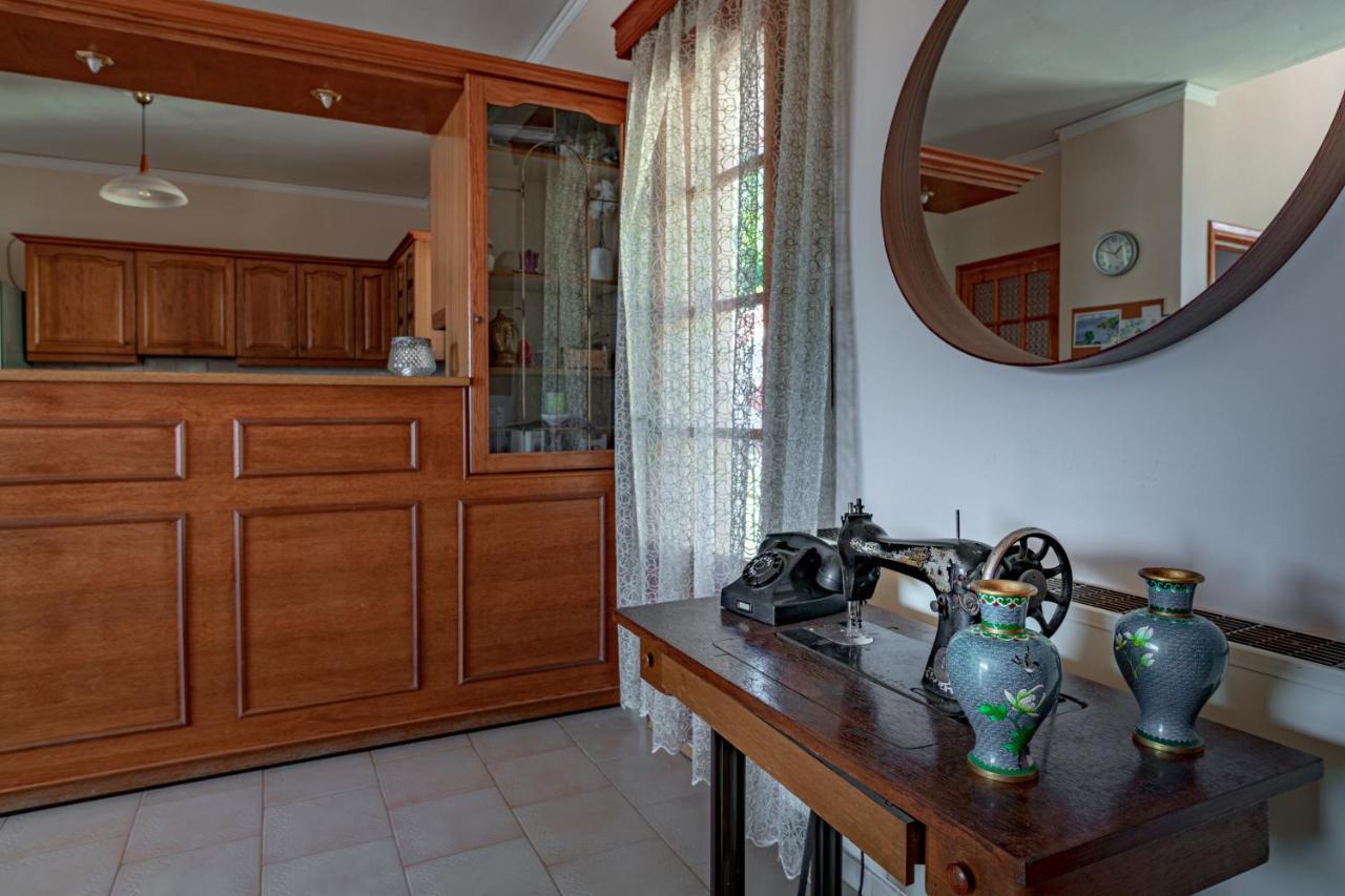 Golden Flower'S Apartment Порос Экстерьер фото