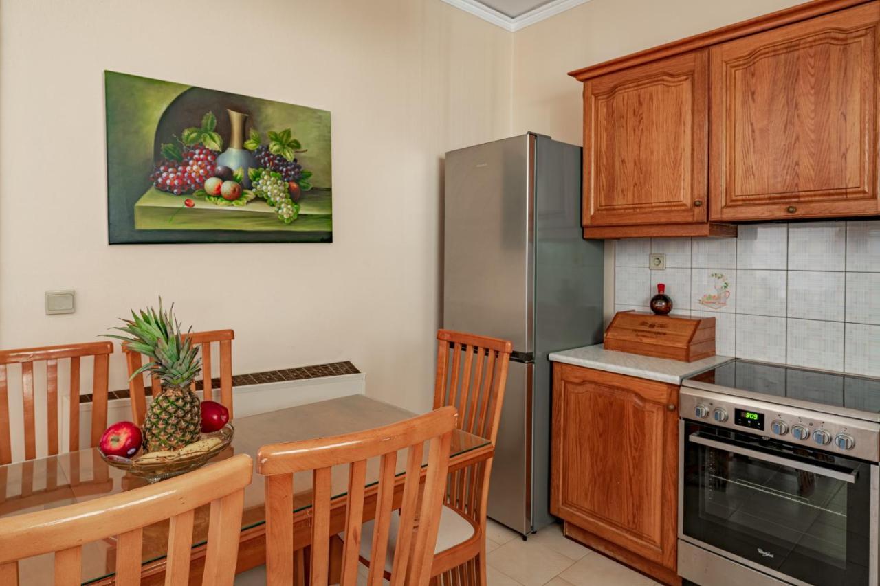 Golden Flower'S Apartment Порос Экстерьер фото