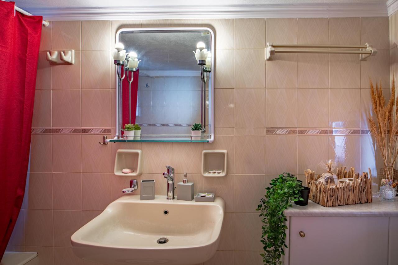 Golden Flower'S Apartment Порос Экстерьер фото